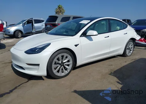 2021 Tesla Model 3 Standard Range Plus Rear-Wheel Drive z USA, uszkodzony, nr VIN 5YJ3E1EA5MF098570